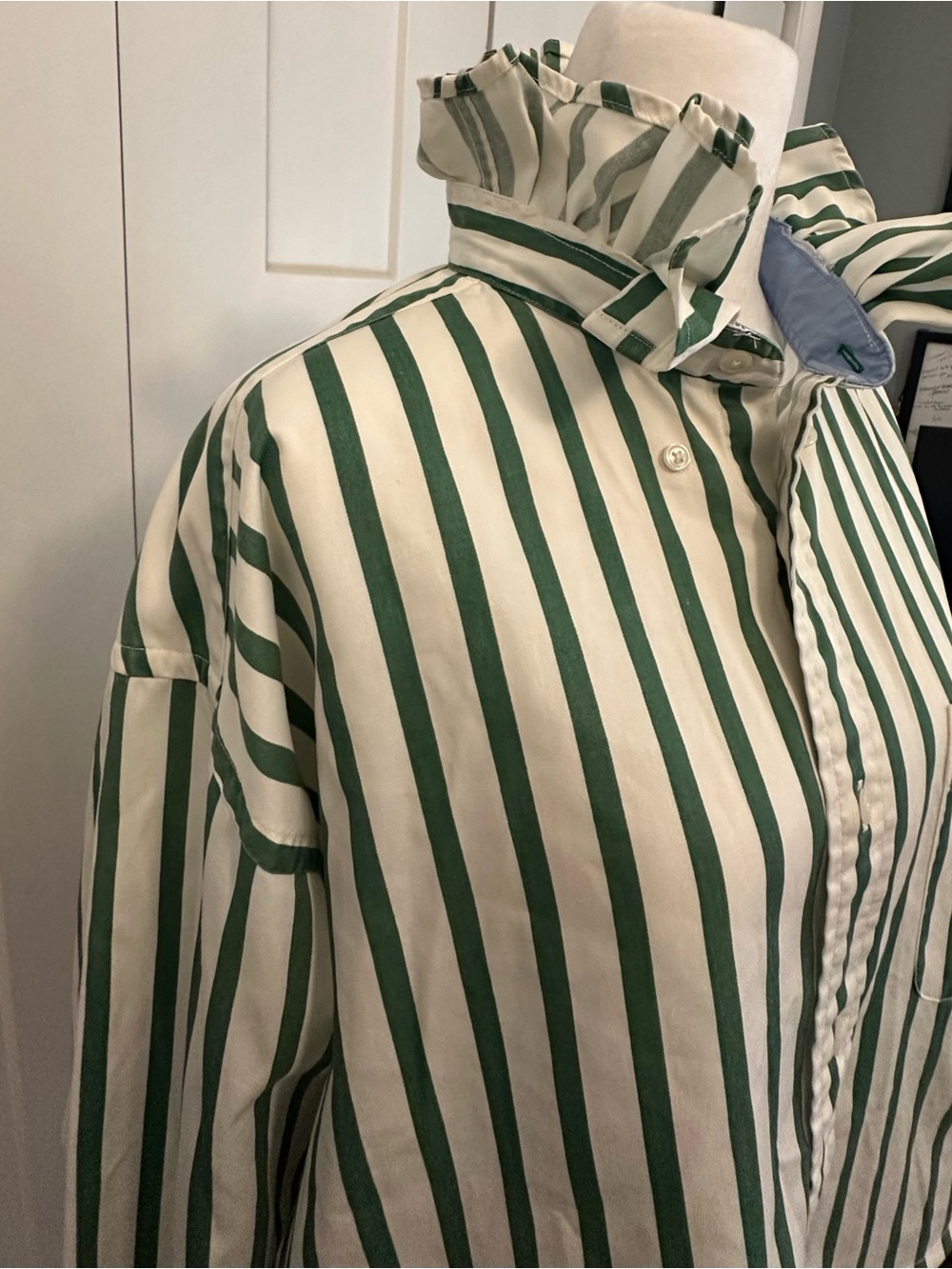 Women - Upcycled (reworked) men’s shirt with ruffled collar - Picture 3 of 8